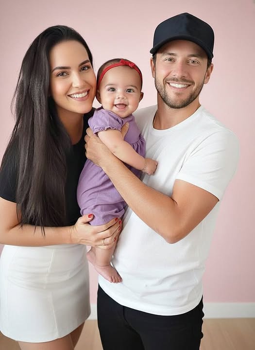 Young couple put daughter inside the fir…